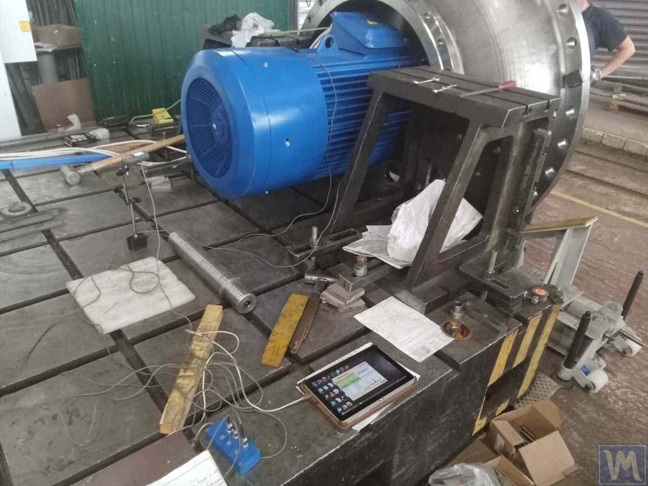 Balanceren van een industriële ventilator: trillingssensoren gemonteerd, lasertachometer, tablet met diagnostische software