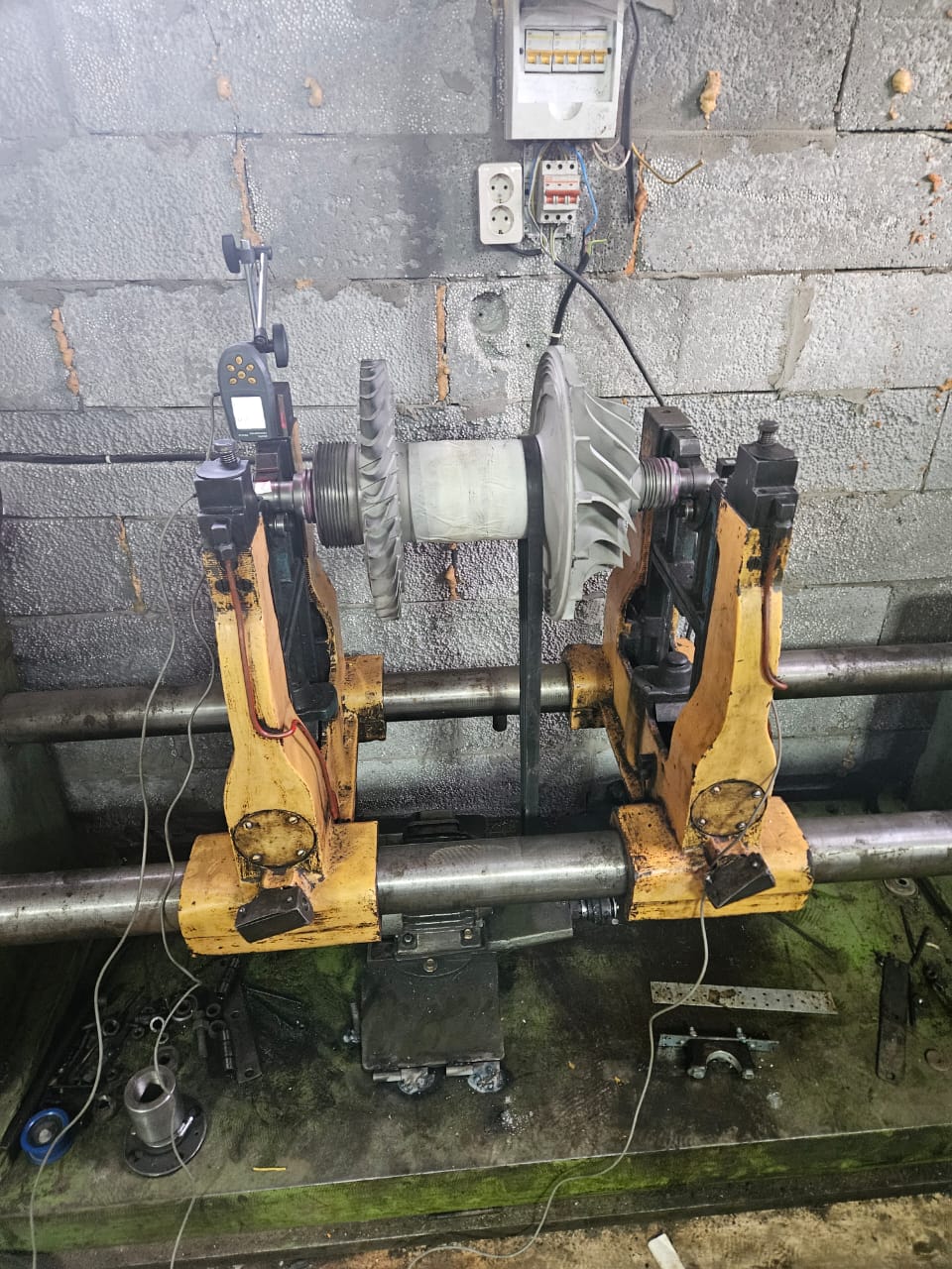 Gemoderniseerde balanceerstandaard met Balanset-1A OEM in gebruik op een rotor.