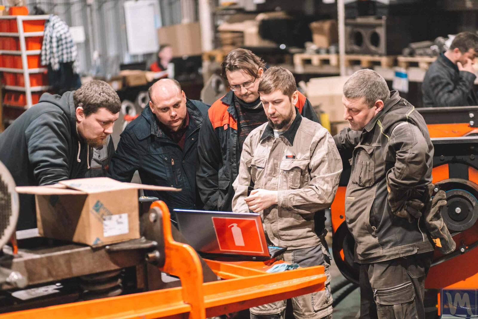 Een ingenieur die een klant instrueert in het gebruik van het Balanset-1A balanceerapparaat.
