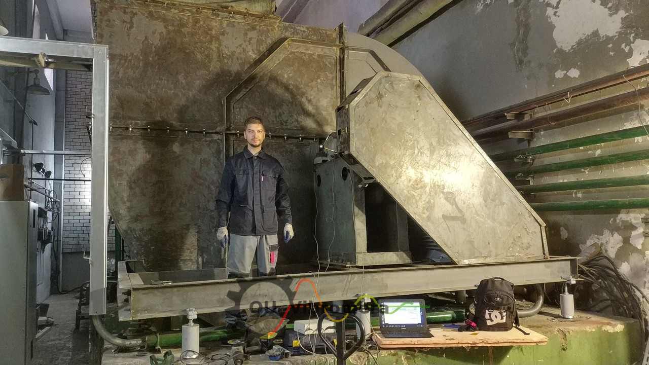Technicus voert veldbalancering uit van industriële ventilator met draagbare apparatuur