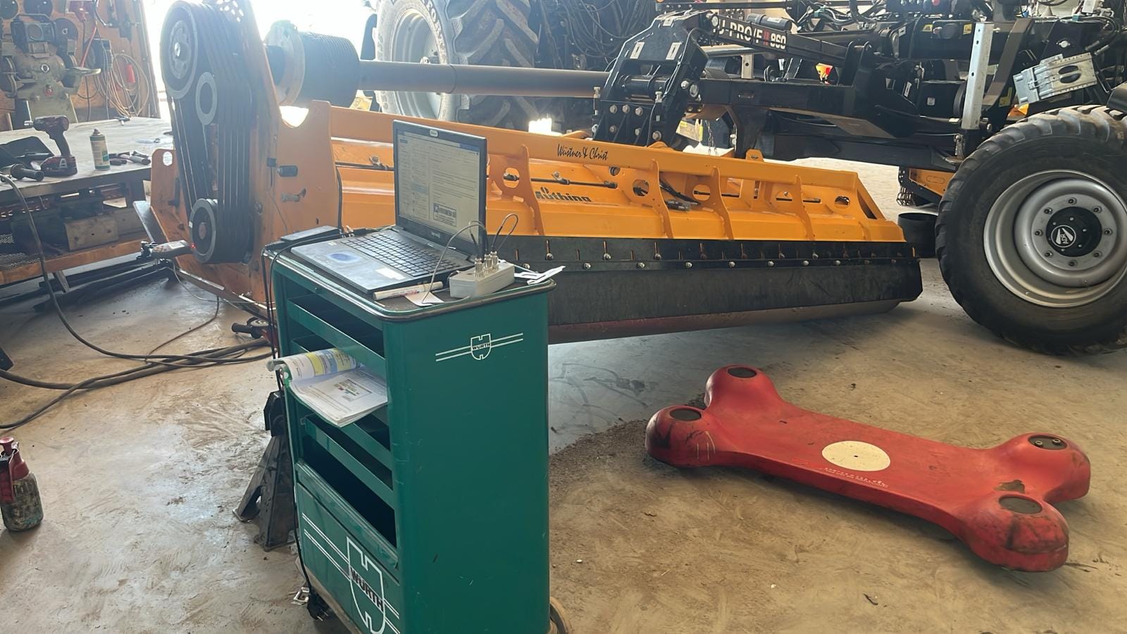Balanceren op locatie van een klepelmaaier-rotor om stilstand in de landbouw te voorkomen.